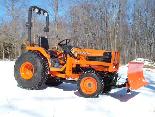 Kubota B7800 with front mounted snow plow attached to the Kubot