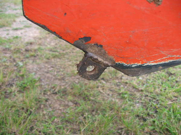bolts to flange welded to rear of bucket